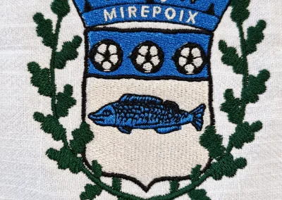 Broderie textile personnalisée en Ariège 2 Détail de l’écusson FC Mirepoix brodé sur textile blanc
