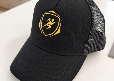 Broderie textile personnalisée en Ariège 3 Casquette noire personnalisée avec un motif de trail brodé en jaune