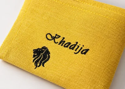 Broderie textile personnalisée en Ariège 5 Sac jaune personnalisé avec le prénom Khadija et un motif brodés en noir