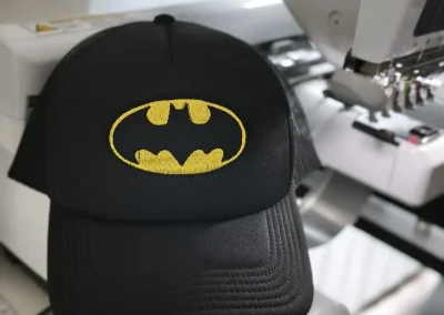 Broderie textile personnalisée en Ariège 10 Casquette personnalisée avec un motif Batman brodé