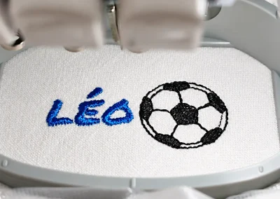 Broderie textile personnalisée en Ariège 12 Broderie du prénom Léo accompagnée d’un motif de football