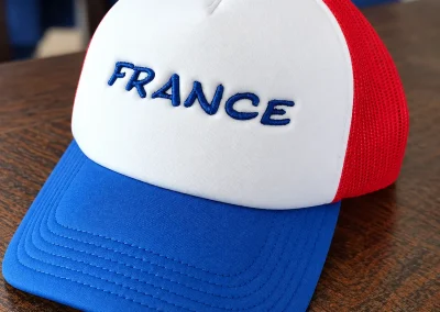 Broderie textile personnalisée en Ariège 8 Casquette tricolore France avec broderie bleue en relief — DLB Design